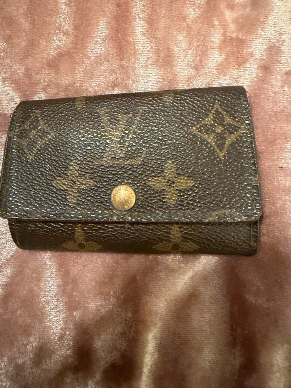 Authentic Louis Vuitton 6-Key Holder
Monogram
Canvas/Leather Credit Card Holder